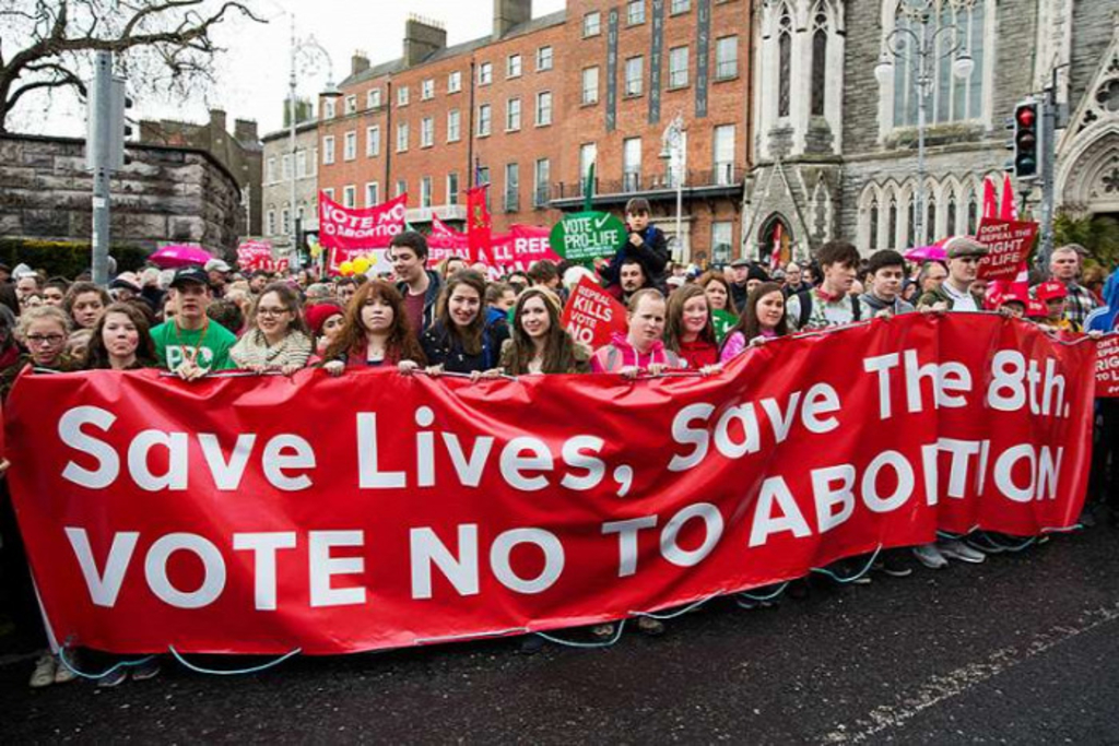 Hosszú út hazáig − Írország az abortusztörvényről szavaz